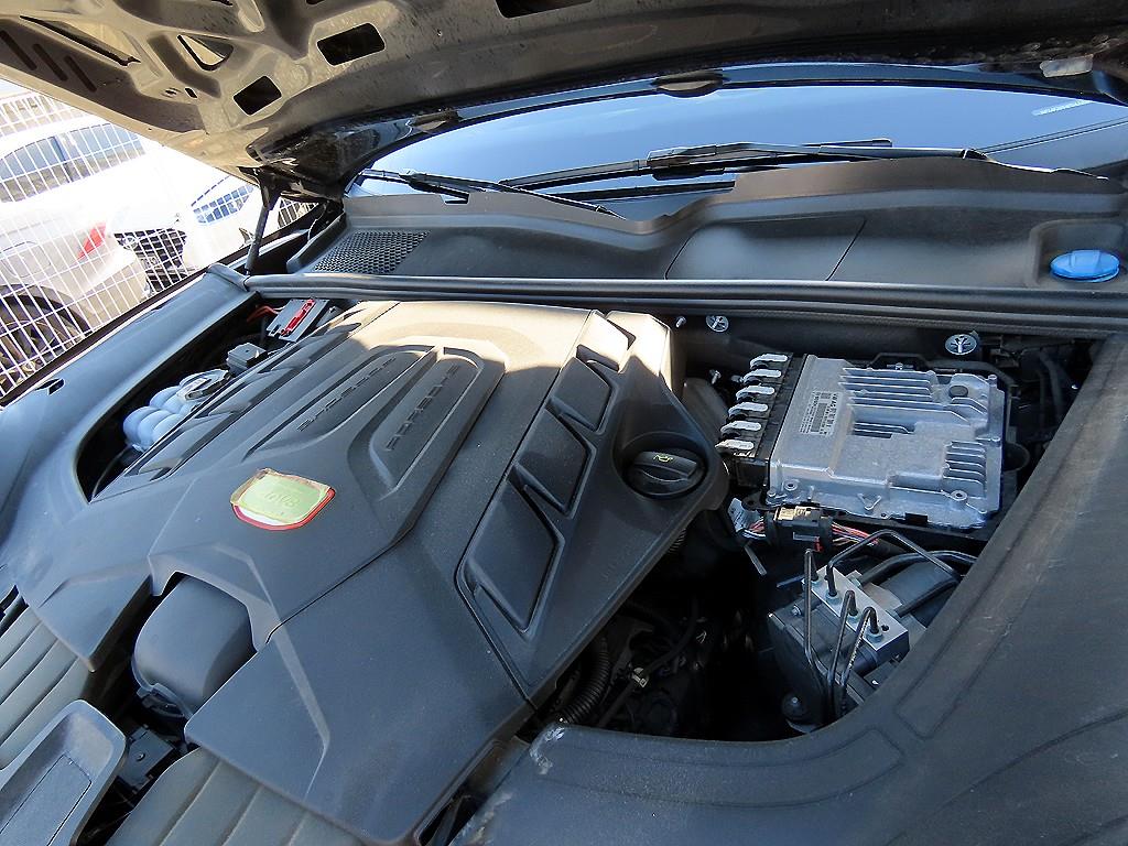 Porsche Cayenne — photo 19