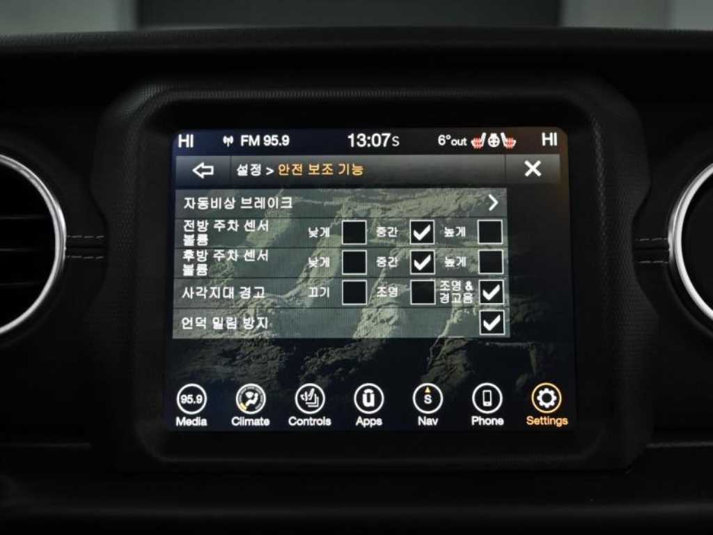 Jeep Wrangler — photo 17
