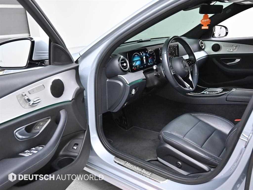 Mercedes-Benz E-Class — photo 11