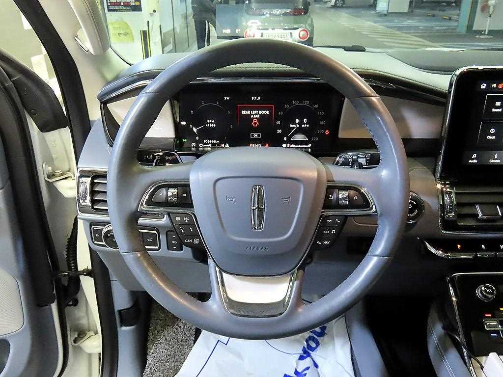 Lincoln Navigator — photo 09