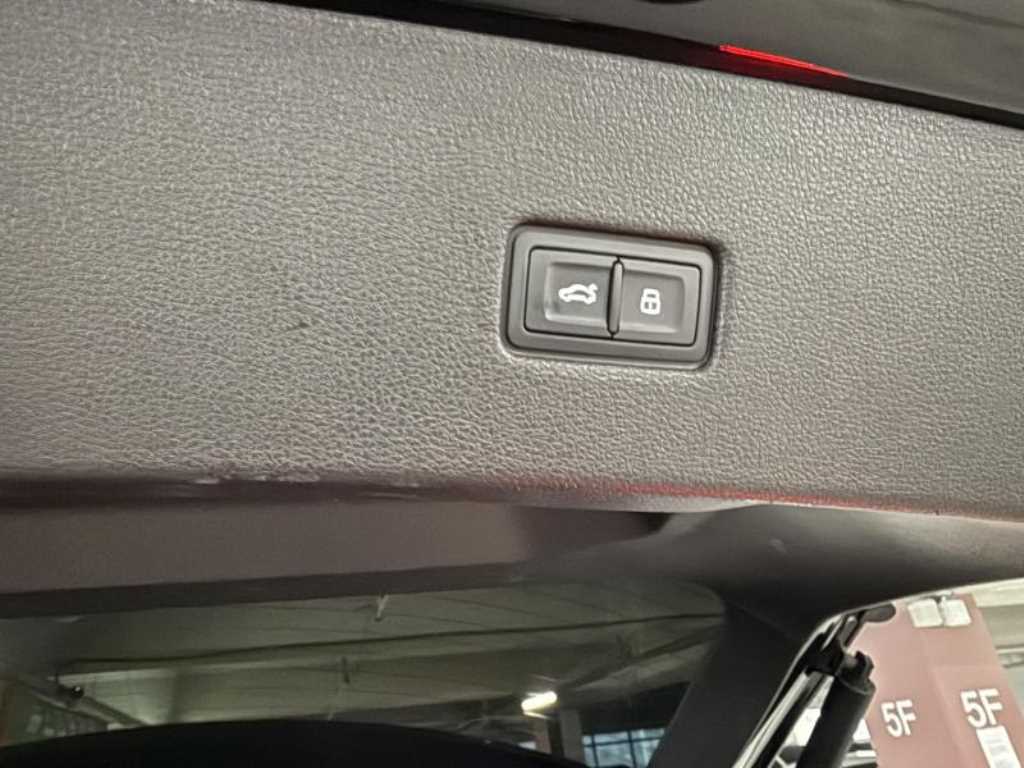Audi Q8 — photo 05