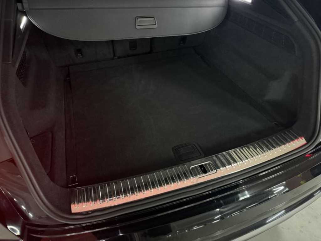 Audi Q8 — photo 06