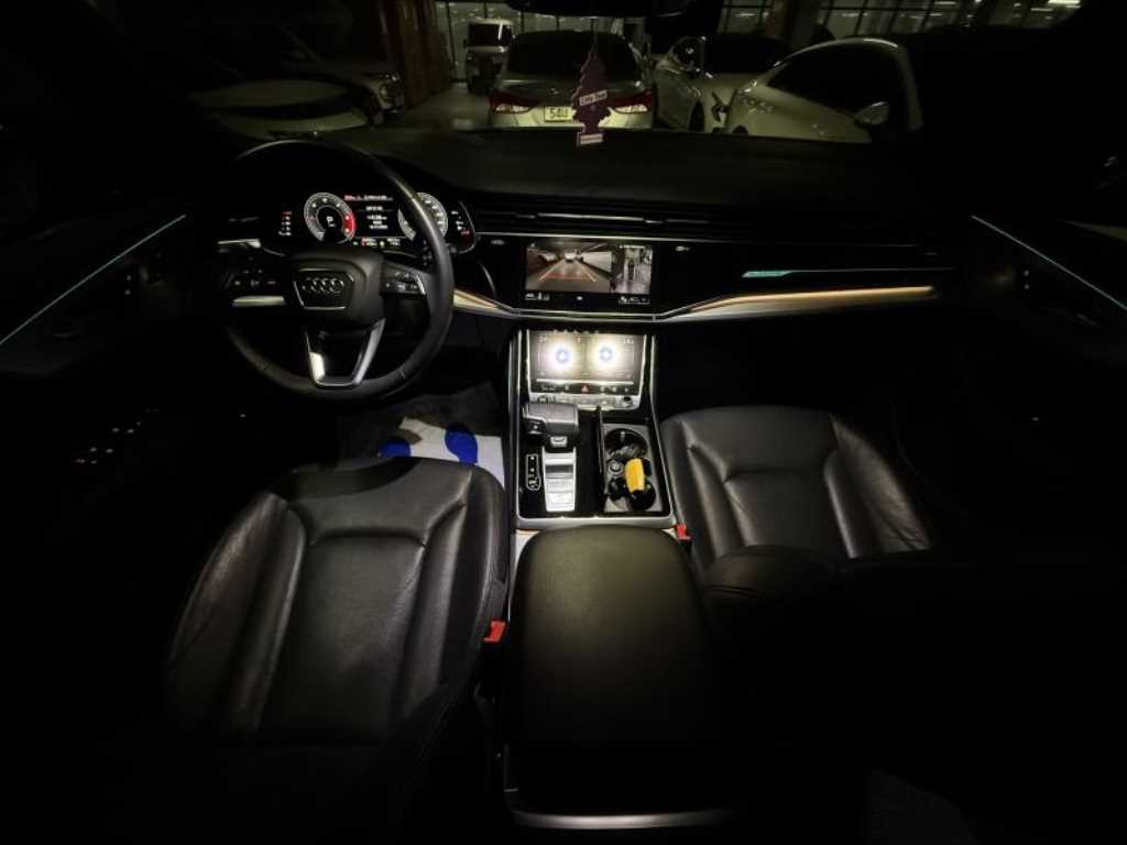Audi Q8 — photo 10