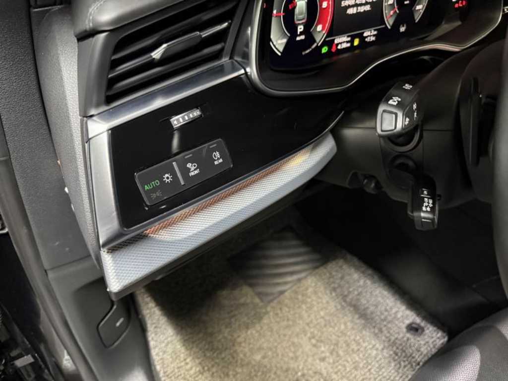 Audi Q8 — photo 12