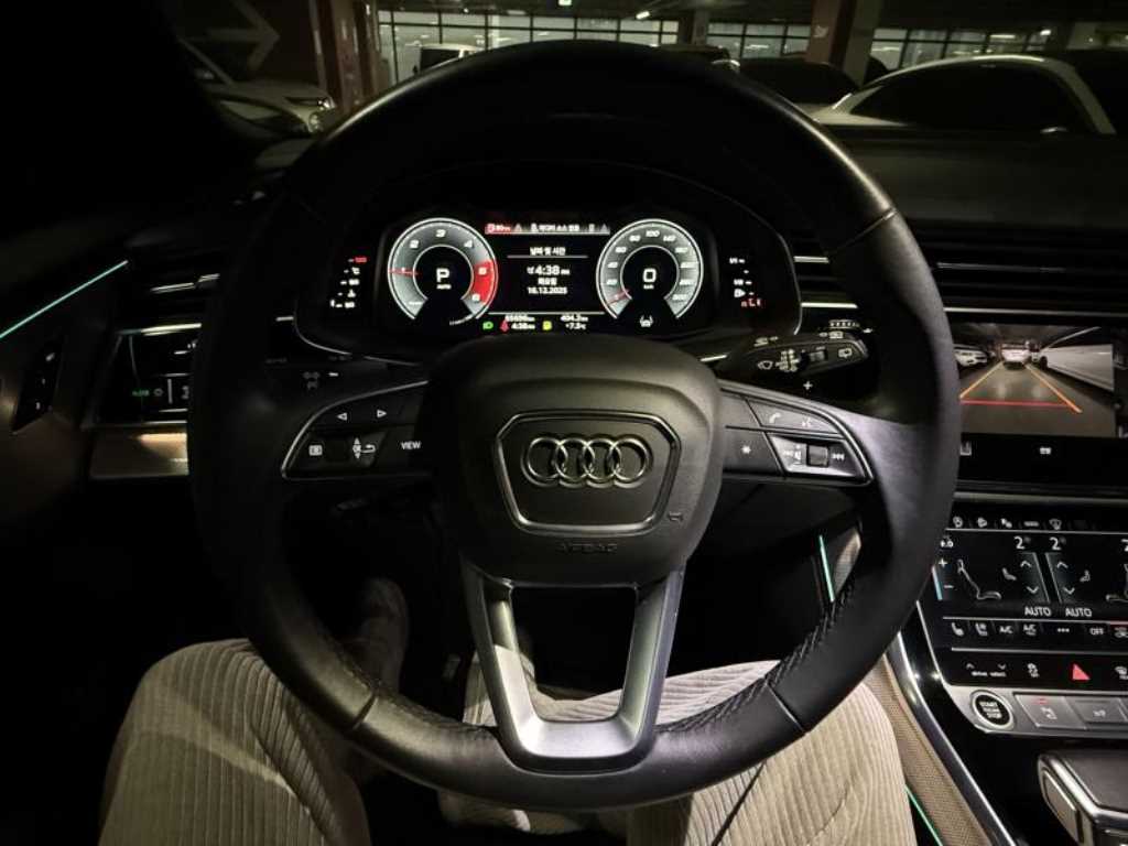 Audi Q8 — photo 13