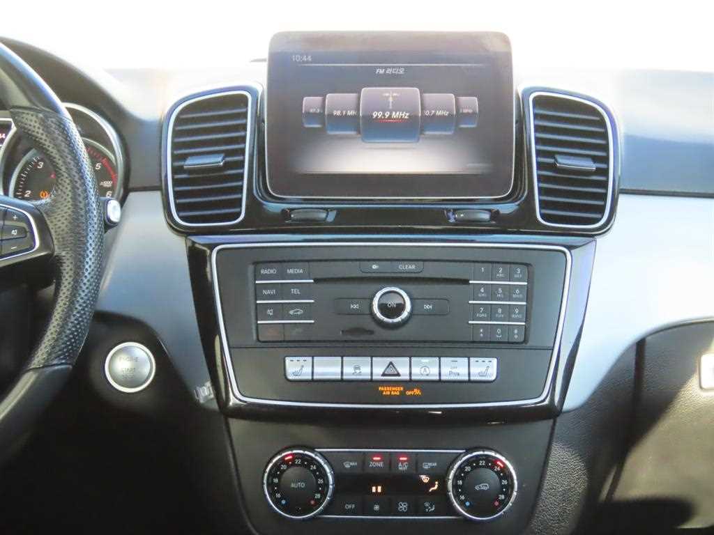 Mercedes-Benz GLE-Class — photo 10