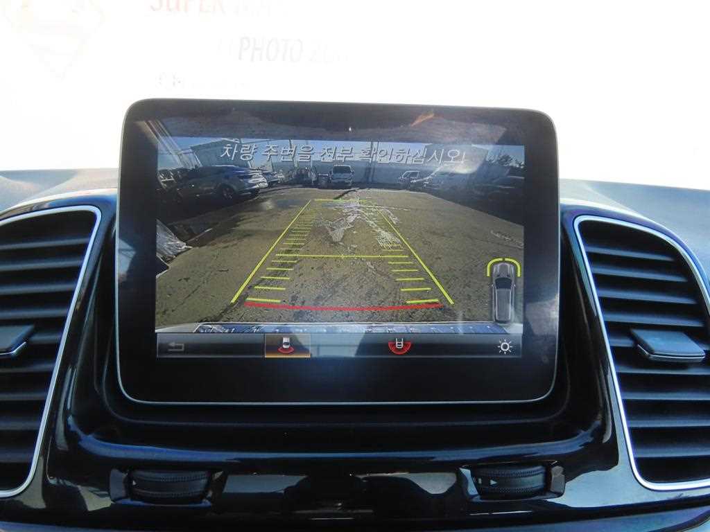 Mercedes-Benz GLE-Class — photo 16