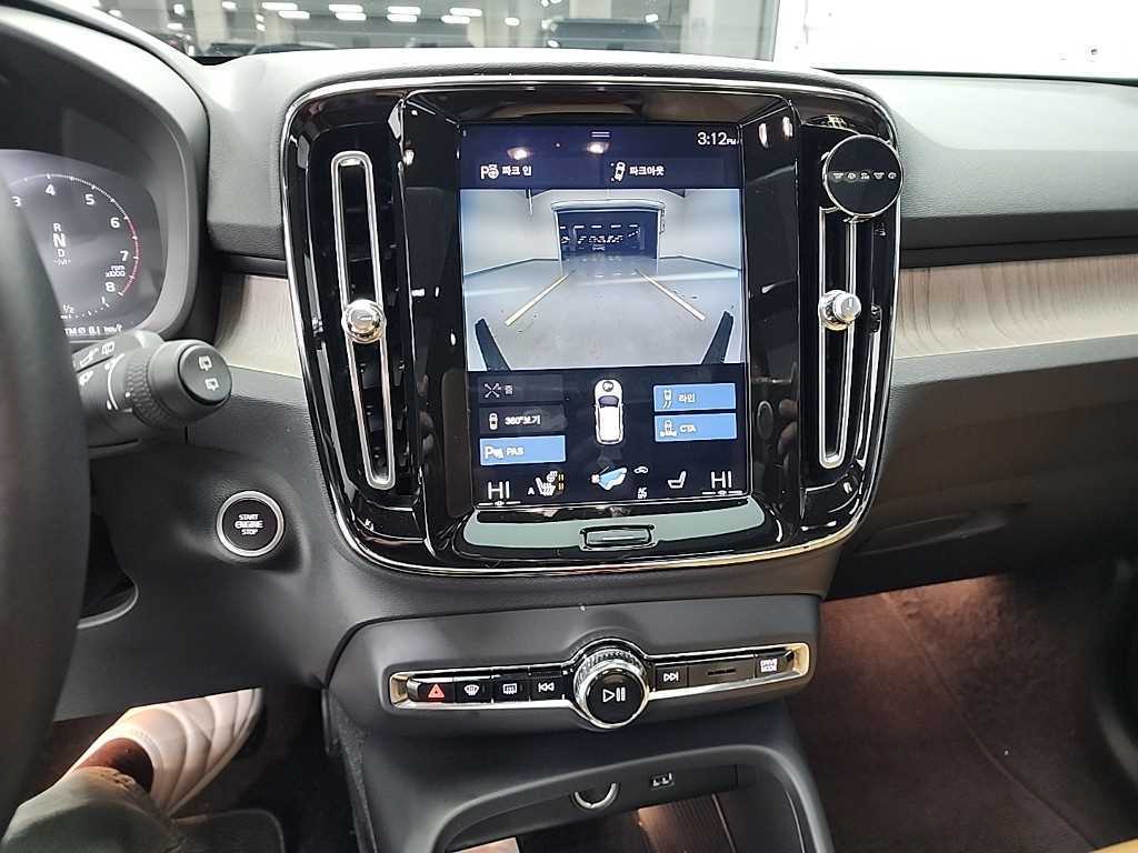 Volvo XC40 — photo 09