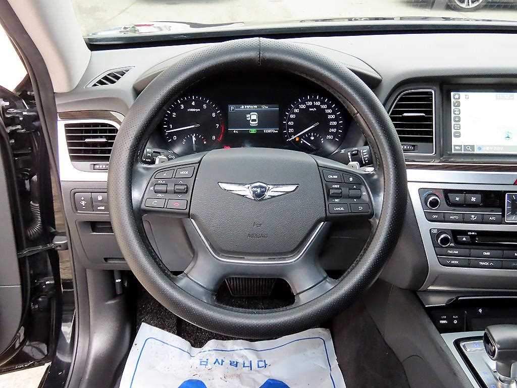 Genesis G80 — photo 08