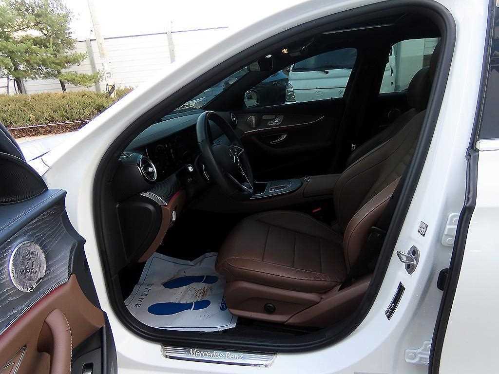 Mercedes-Benz E-Class — photo 05