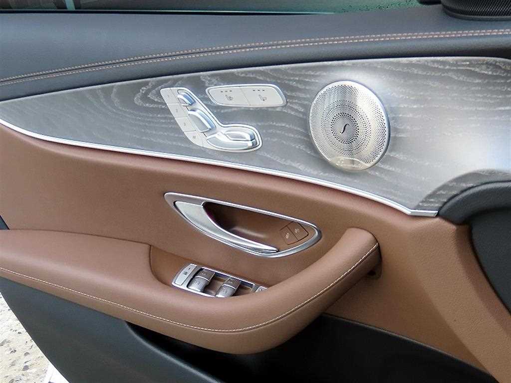 Mercedes-Benz E-Class — photo 12