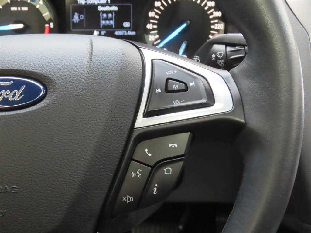 Ford Mondeo — photo 11