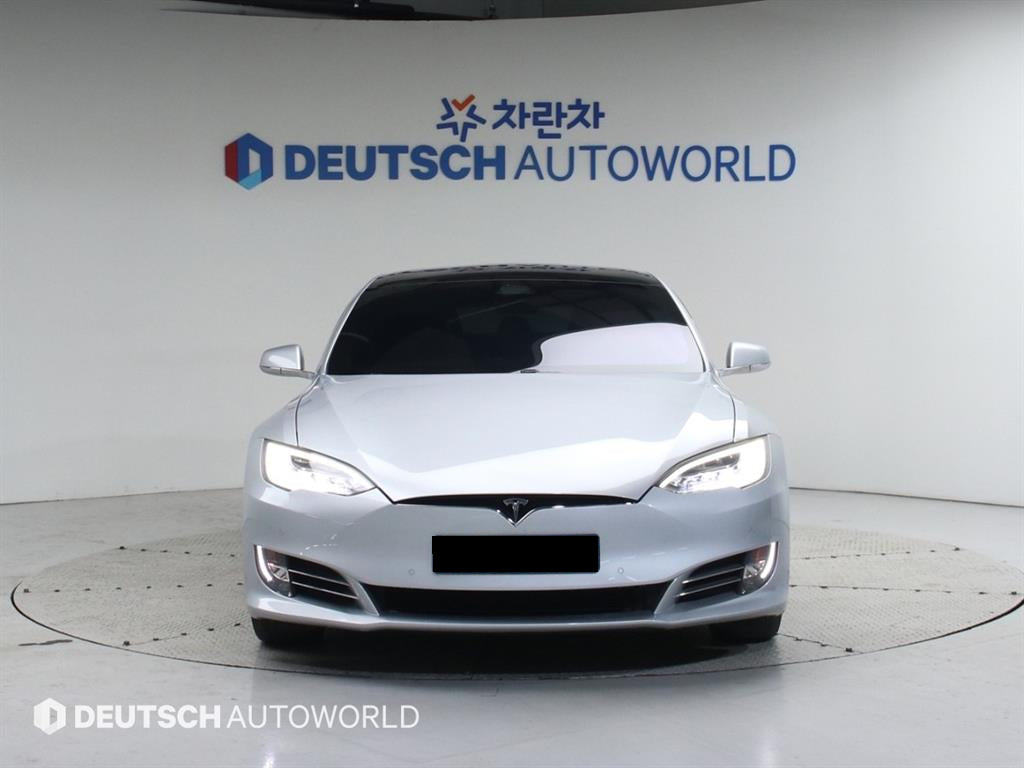 Tesla Model S — photo 03