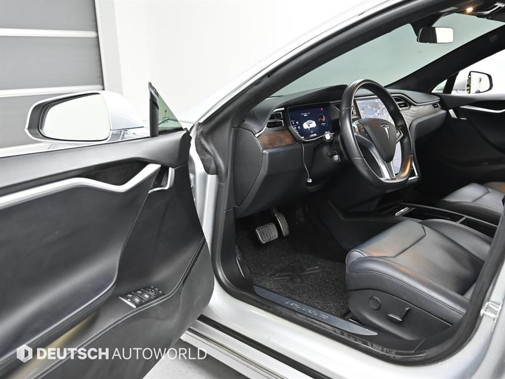 Tesla Model S — photo 11