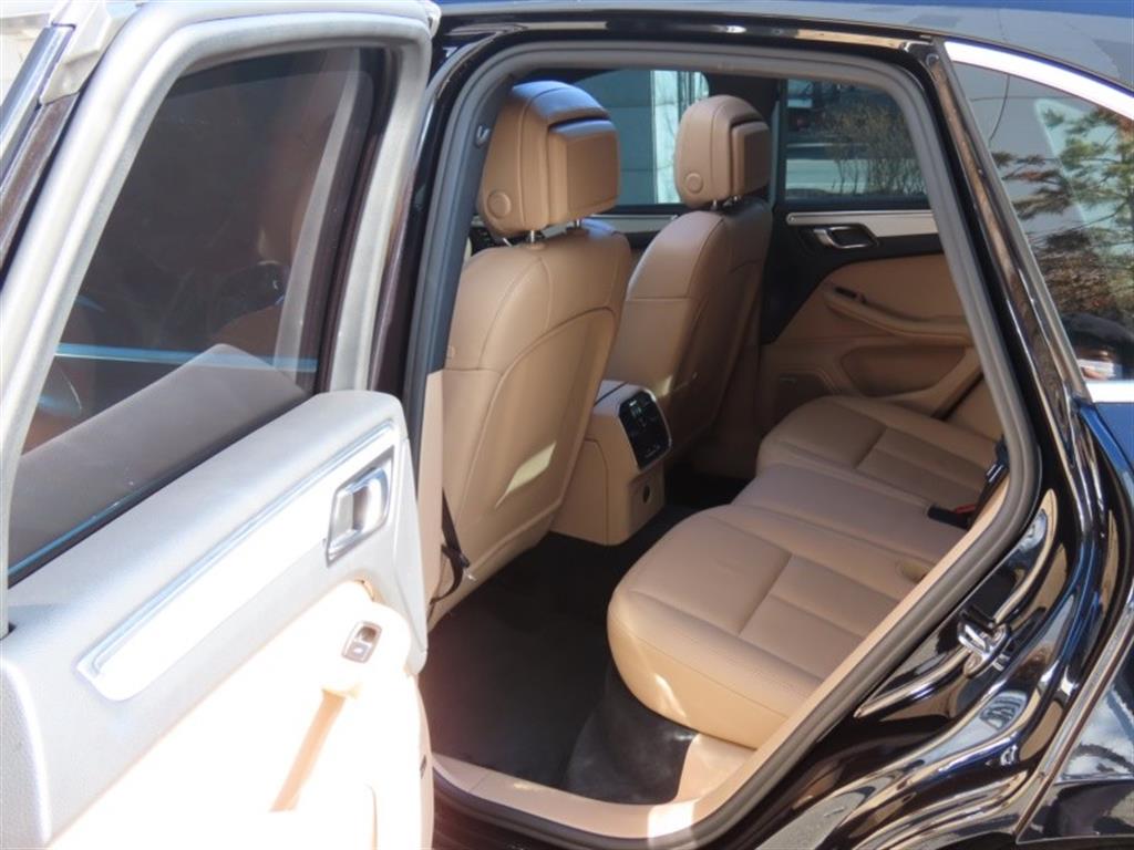 Porsche Macan — photo 14