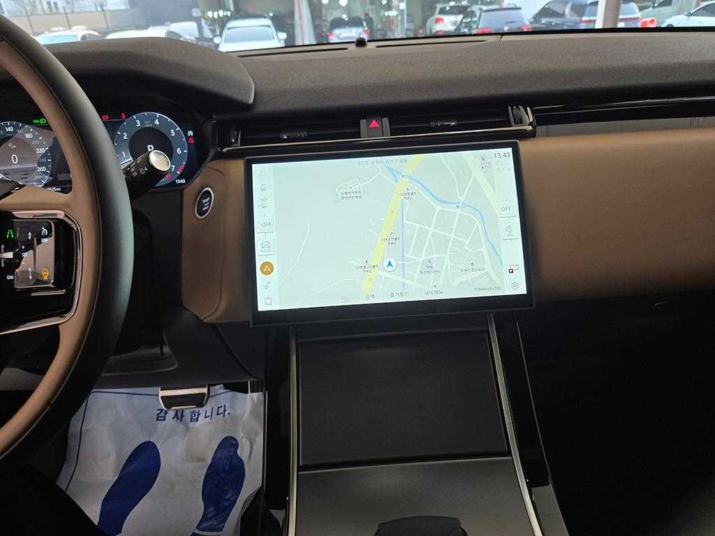 Land Rover Range Rover Velar — photo 10