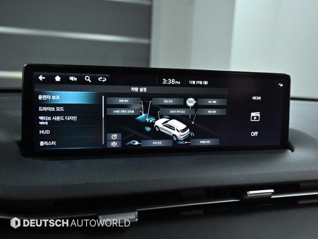 Genesis GV70 — photo 17