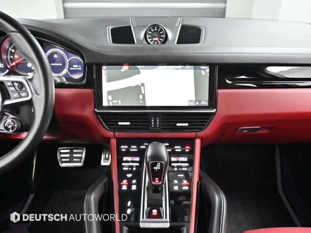 Porsche Cayenne — photo 14