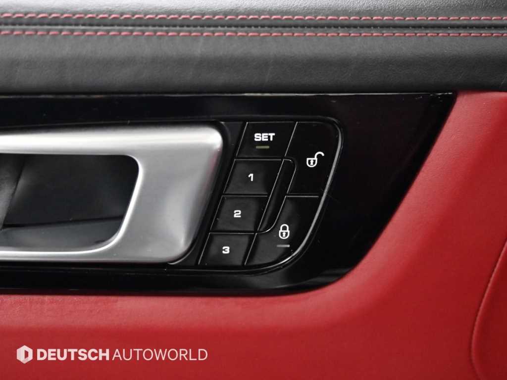 Porsche Cayenne — photo 17