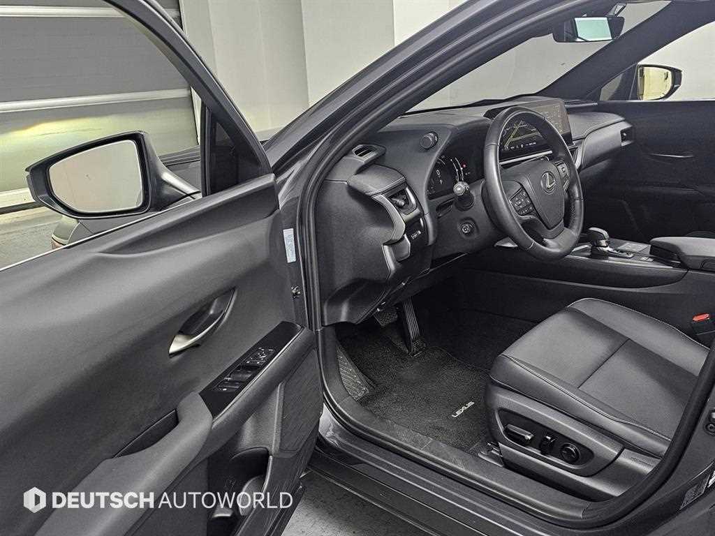 Lexus UX — photo 11