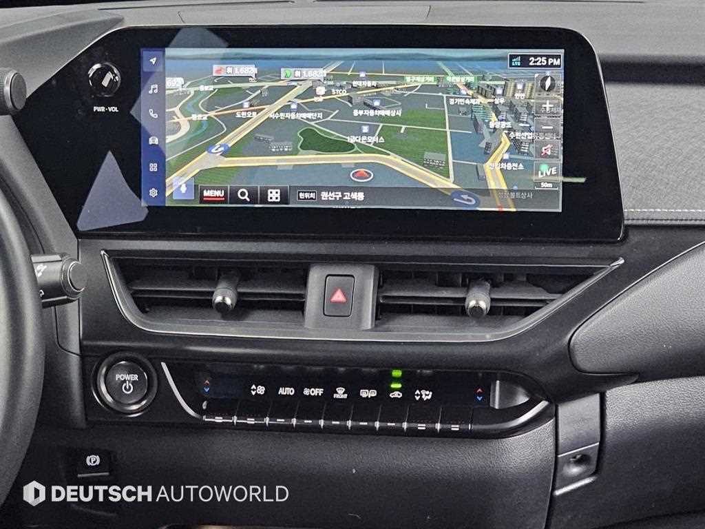 Lexus UX — photo 14