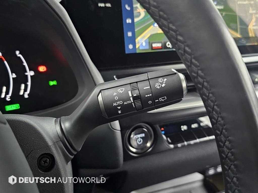 Lexus UX — photo 16