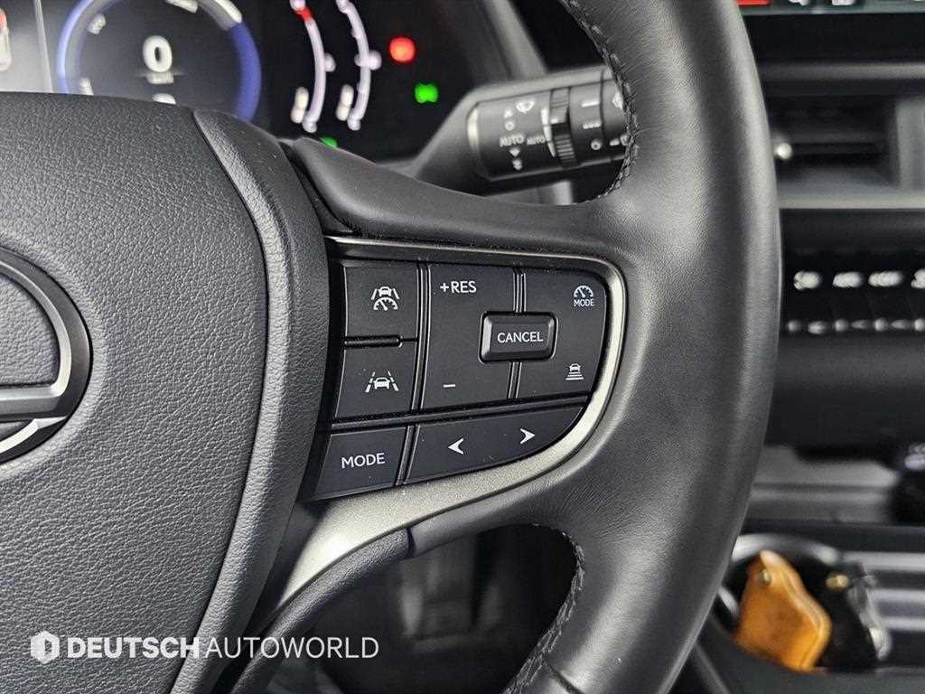 Lexus UX — photo 18