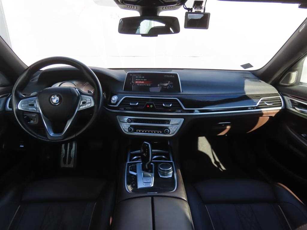BMW 7-Series — photo 06