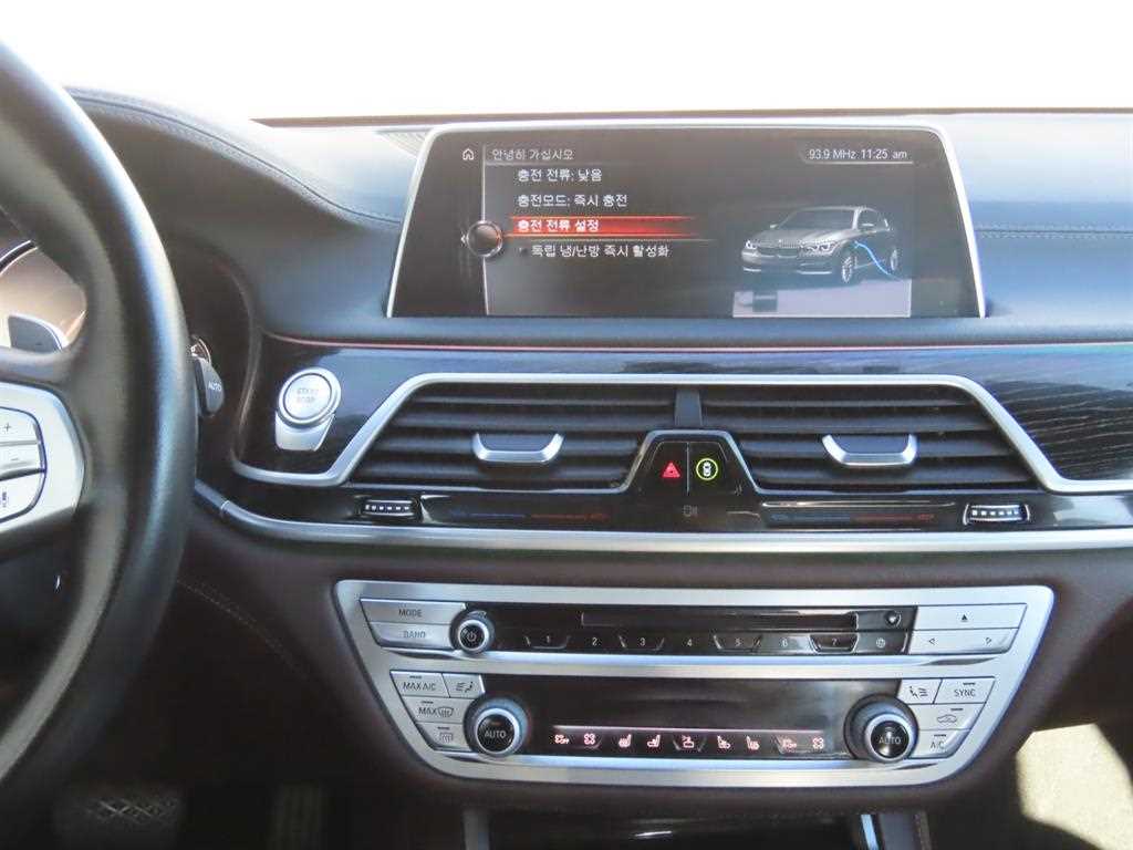 BMW 7-Series — photo 10