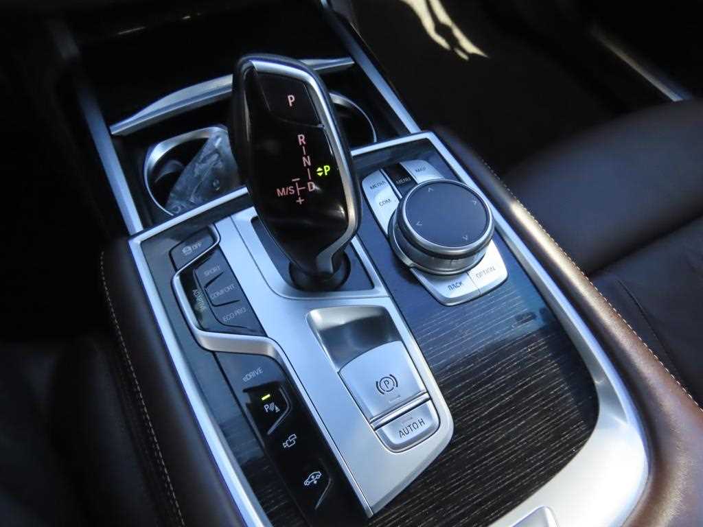 BMW 7-Series — photo 14