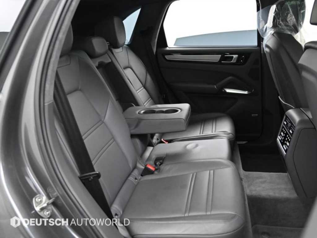 Porsche Cayenne — photo 12