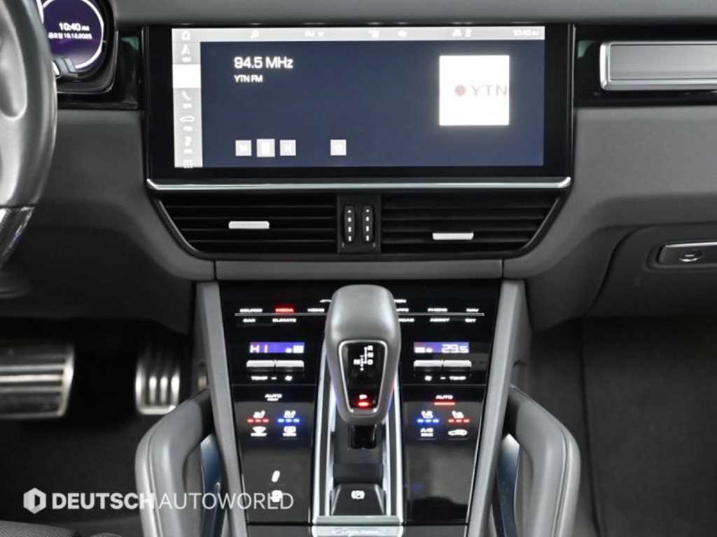 Porsche Cayenne — photo 14