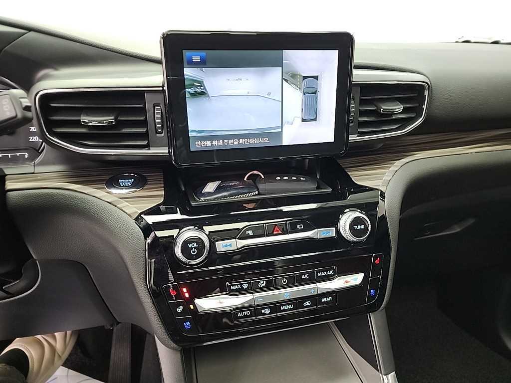 Ford Explorer — photo 10