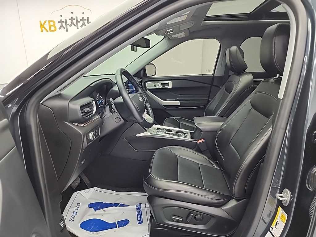 Ford Explorer — photo 11