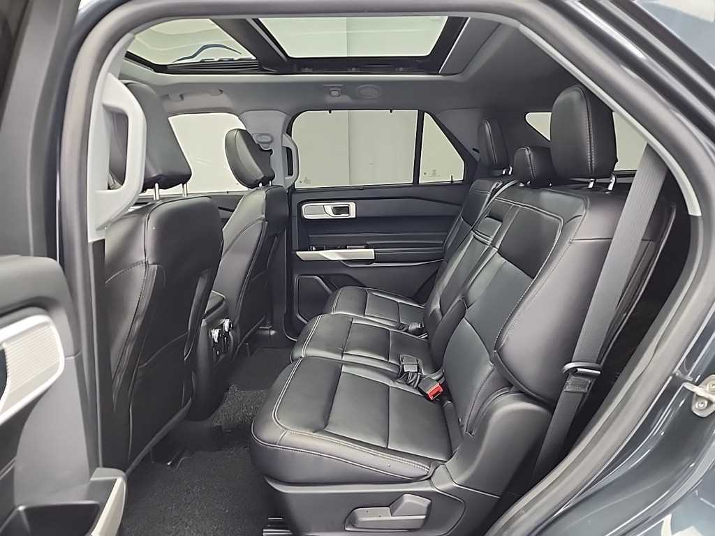 Ford Explorer — photo 12