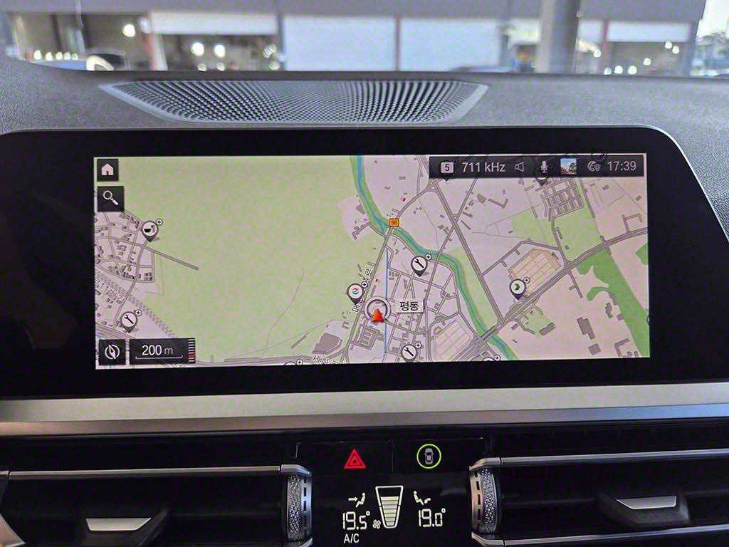 BMW 3-Series — photo 16