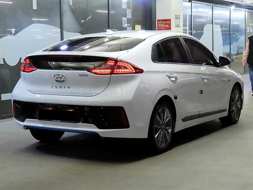 Hyundai Ioniq — photo 04
