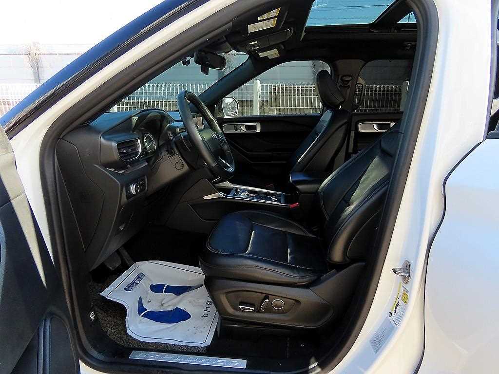 Ford Explorer — photo 05