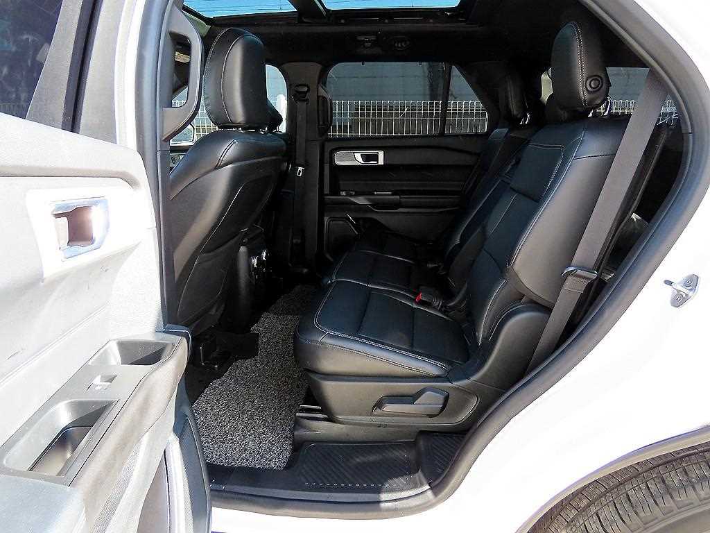 Ford Explorer — photo 06