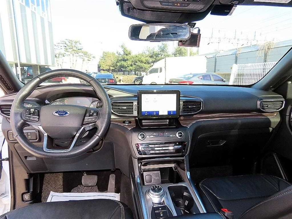Ford Explorer — photo 07