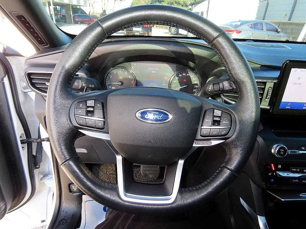 Ford Explorer — photo 08