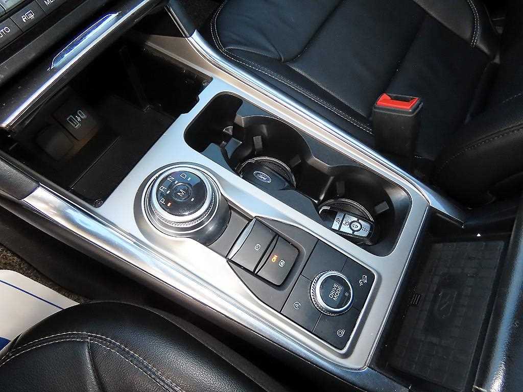Ford Explorer — photo 10