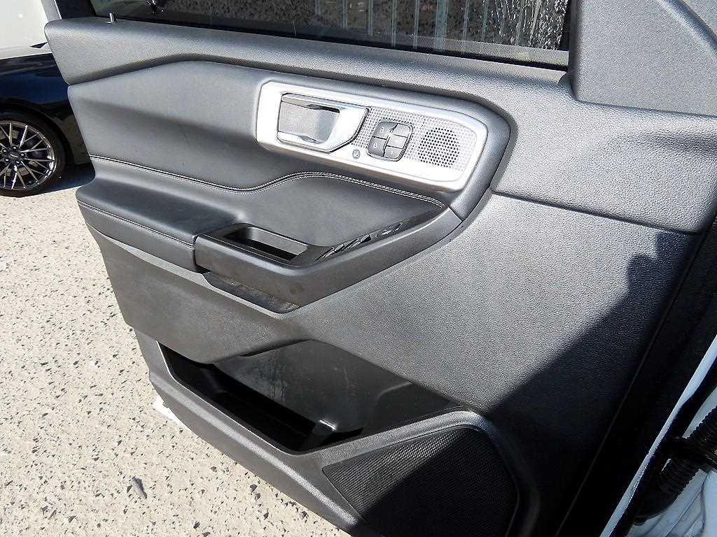 Ford Explorer — photo 11