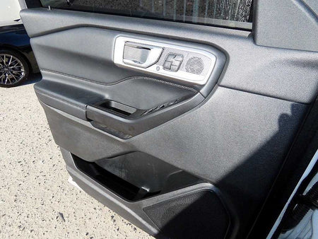 Ford Explorer — photo 11