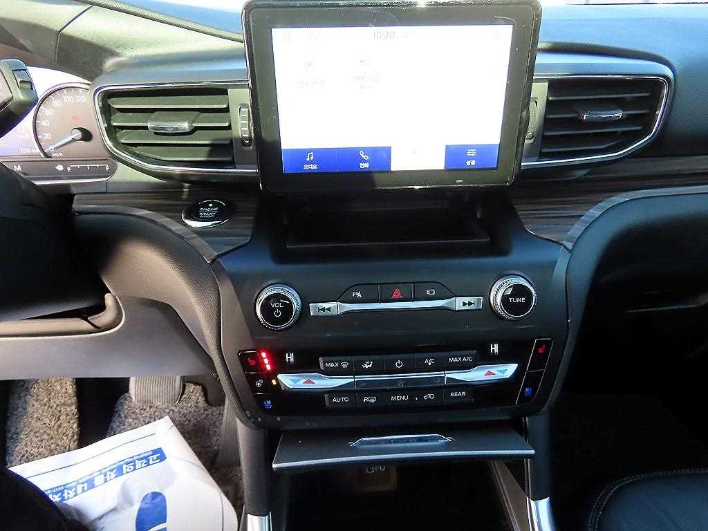 Ford Explorer — photo 12