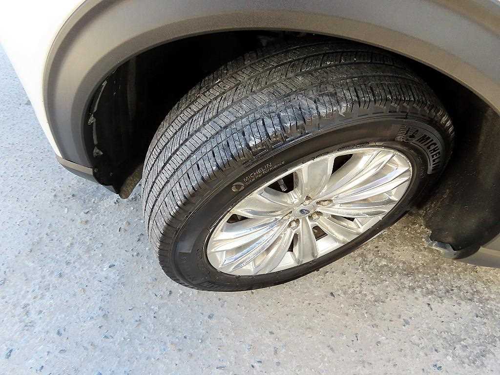 Ford Explorer — photo 20