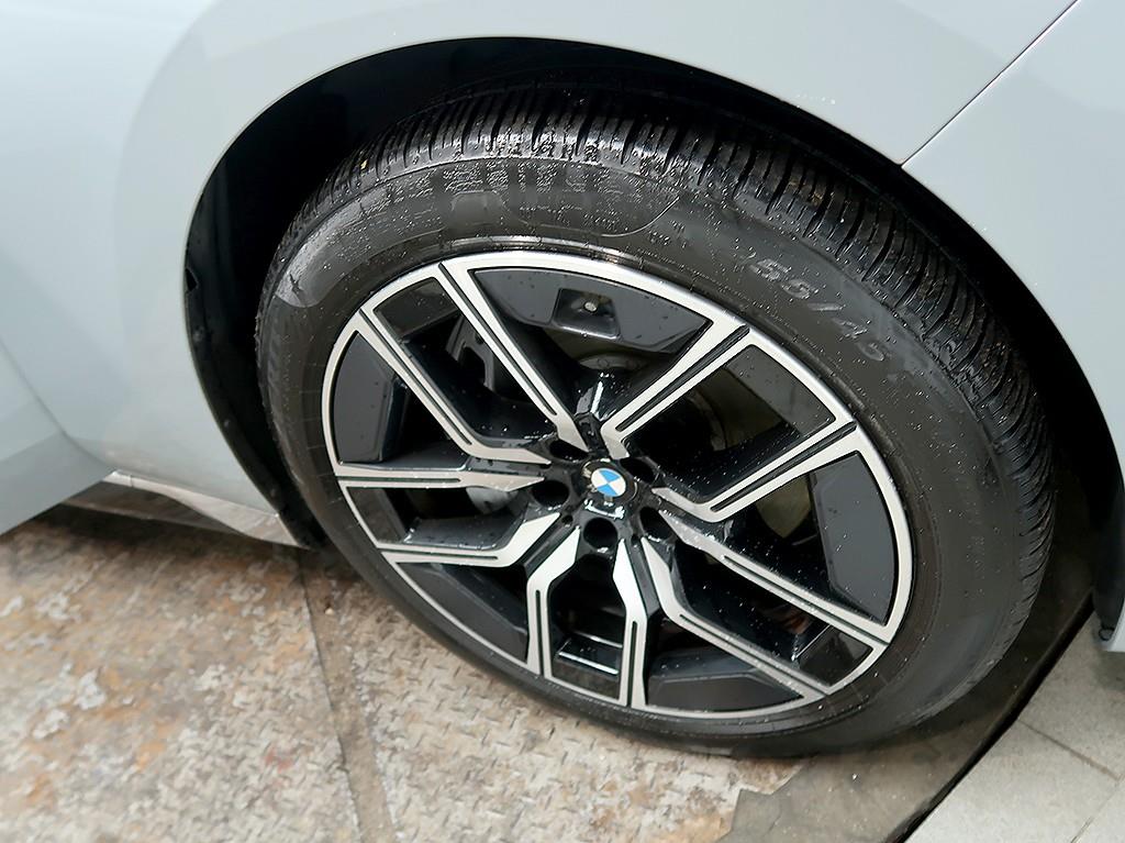 BMW 7-Series — photo 07