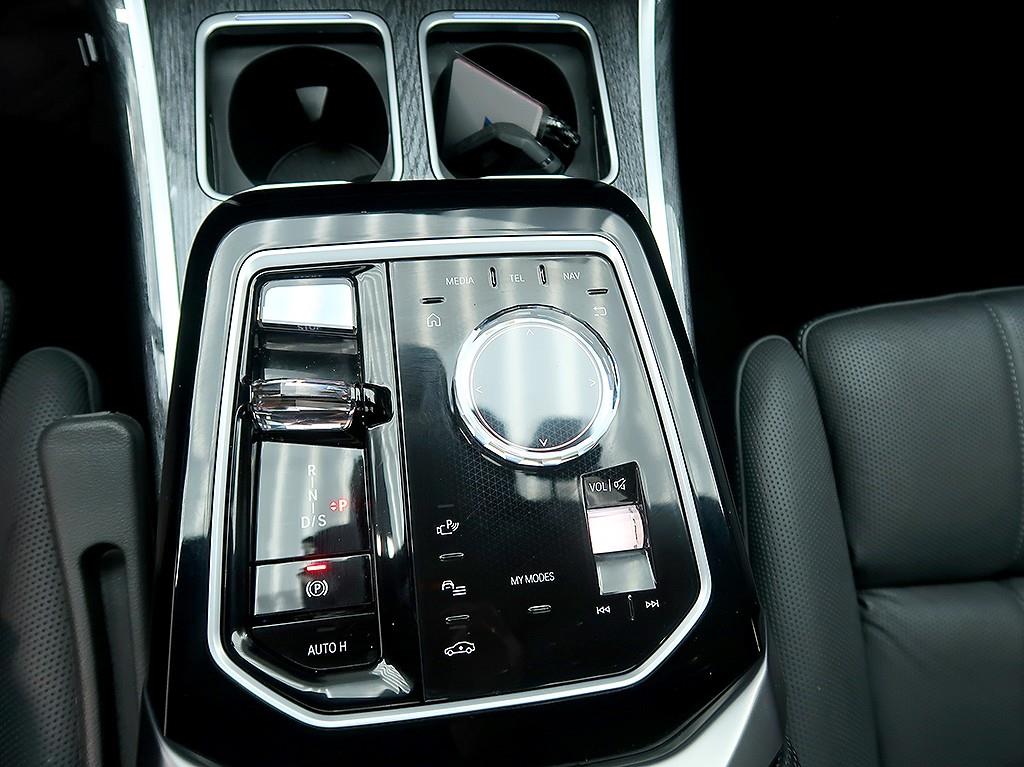 BMW 7-Series — photo 10