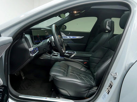 BMW 7-Series — photo 11