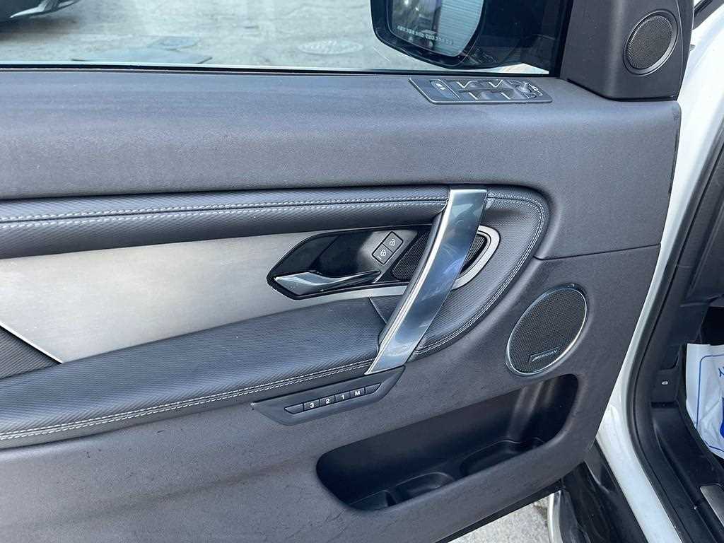 Land Rover Discovery Sport — photo 12